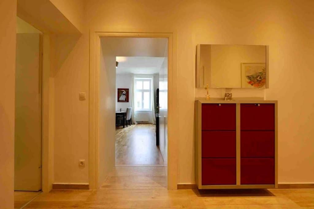 Spacious 1 Bedroom Belvedere Apartment *