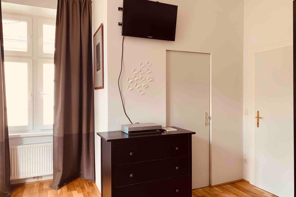 Spacious 1 Bedroom Belvedere Apartment Vienna
